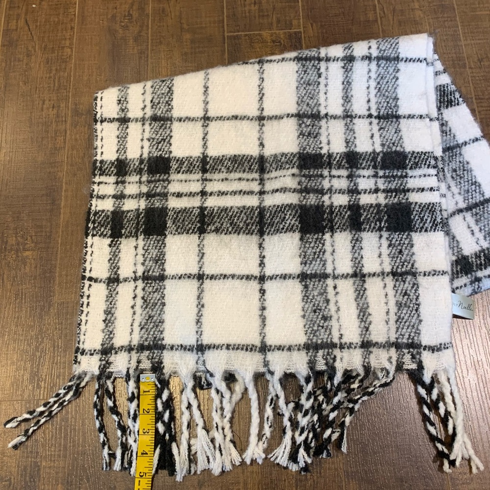 Noelle Thick Winter Blanket Scarf 🧣 B&W Plaid - Picture 4 of 8